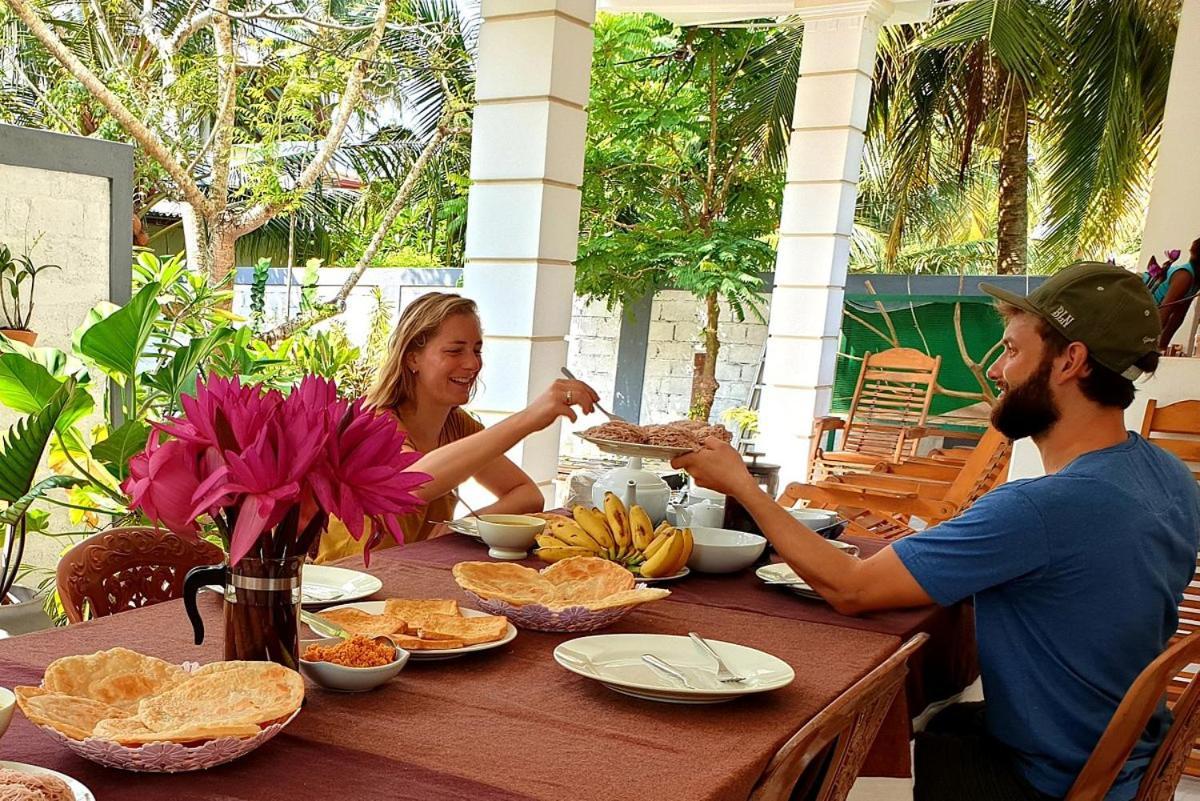Surf'N Lanka - Surf School Hotel เวลิกามา ภายนอก รูปภาพ