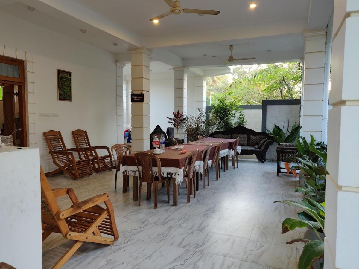 Surf'N Lanka - Surf School Hotel เวลิกามา ภายนอก รูปภาพ