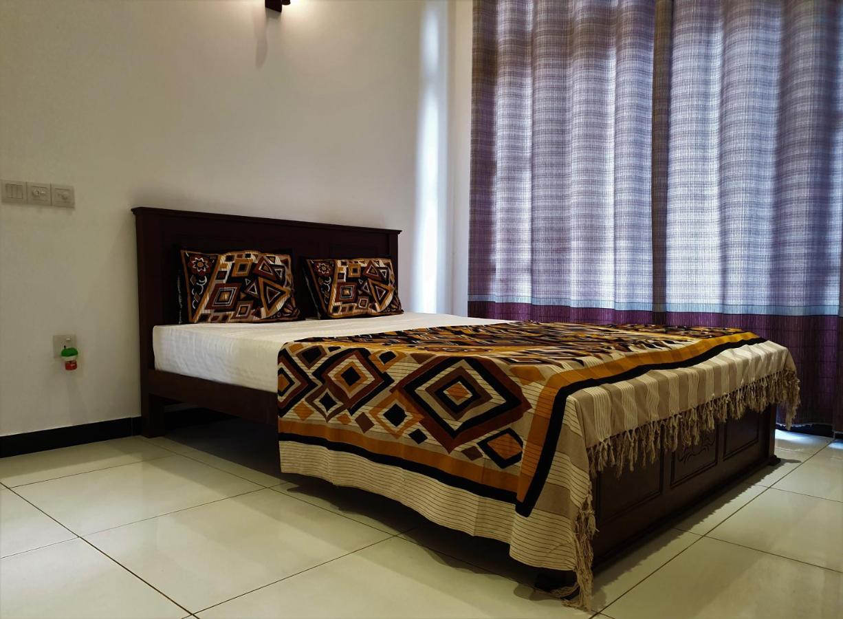 Surf'N Lanka - Surf School Hotel เวลิกามา ภายนอก รูปภาพ