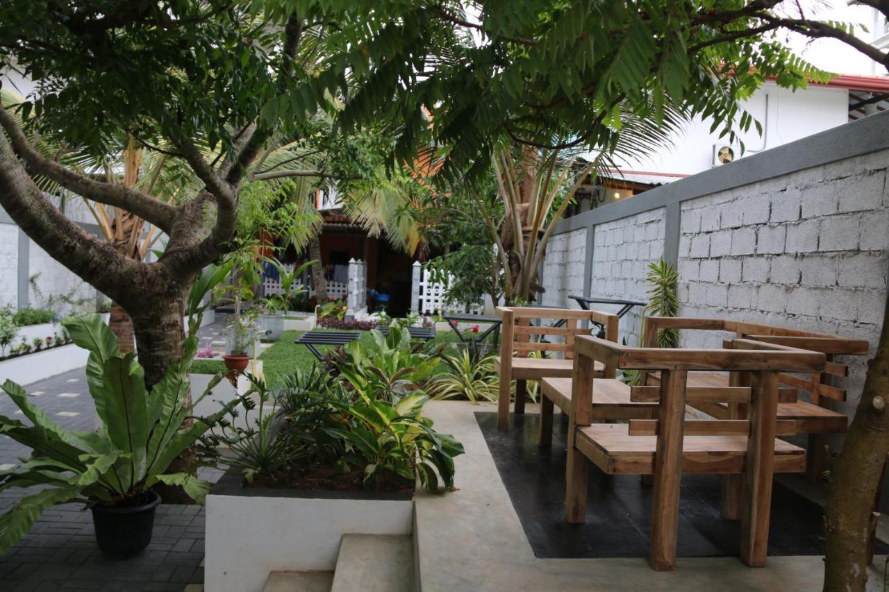 Surf'N Lanka - Surf School Hotel เวลิกามา ภายนอก รูปภาพ